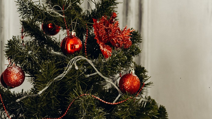 arbol-de-navidad-decorado-en-color-rojo