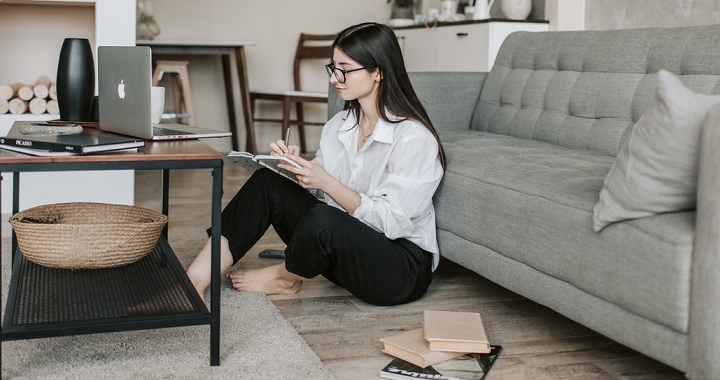 9 ideas para combinar un sofá de color gris