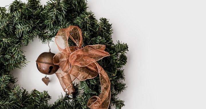 8 ideas para decorar el hogar con coronas de Navidad