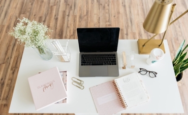 Siete ideas para decorar una oficina cálida y acogedora
