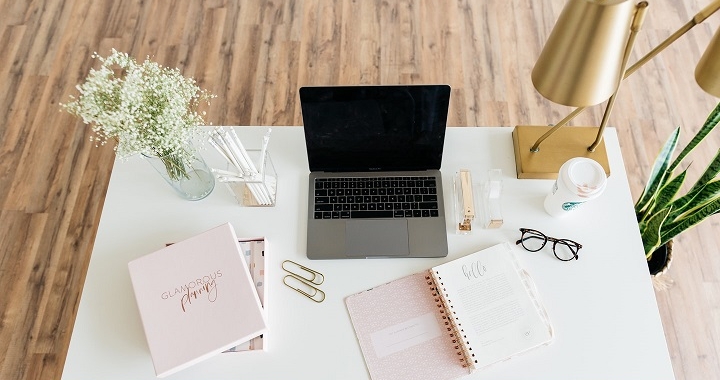 Siete ideas para decorar una oficina cálida y acogedora