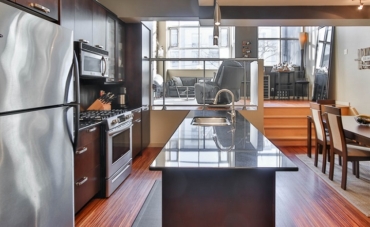 7 cocinas acogedoras decoradas en tonos oscuros