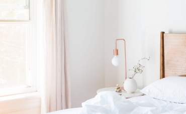 Mesitas de noche para decorar dormitorios modernos