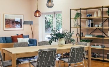 7 ideas para decorar el sofá con cojines en primavera