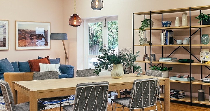 7 ideas para decorar el sofá con cojines en primavera