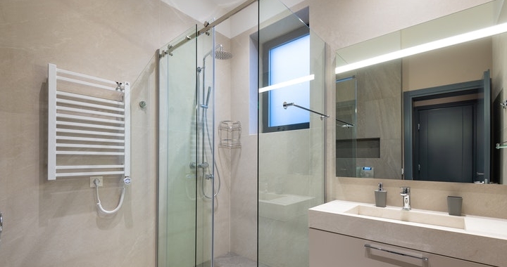 8 ideas para mantener el orden en baños pequeños