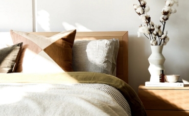 Cómo decorar las mesitas de noche del dormitorio principal