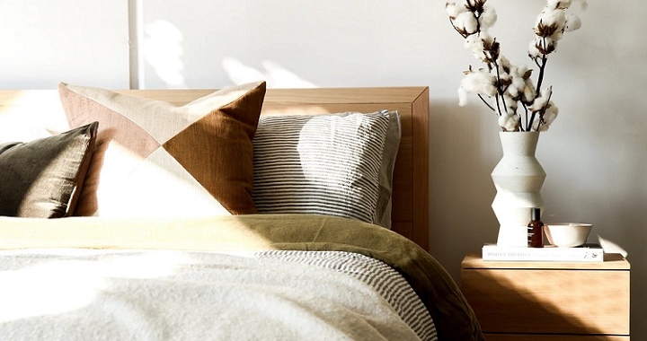Cómo decorar las mesitas de noche del dormitorio principal