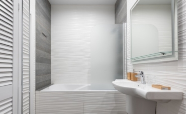 7 ideas para dar luz a un baño pequeño sin ventana
