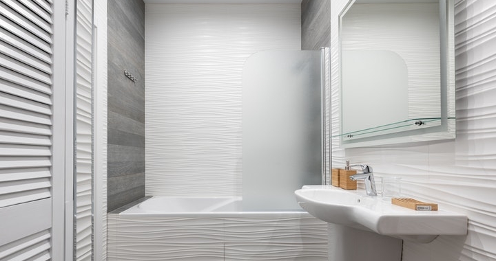 7 ideas para dar luz a un baño pequeño sin ventana