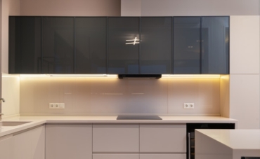 Selección de muebles de cocina en dos colores diferentes