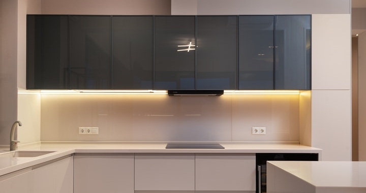 Selección de muebles de cocina en dos colores diferentes